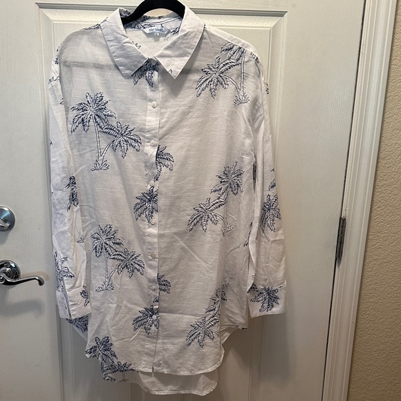 blue island Tops - Blue Island White Button-Down with Navy Palm Design 100% Cotton Lightweight Lrg
